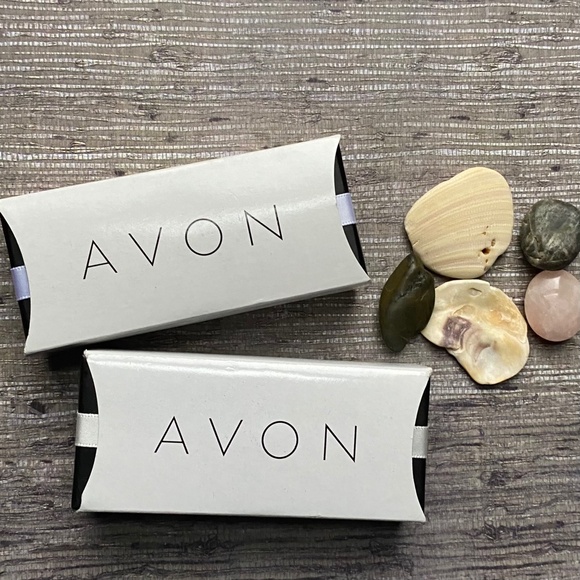 Avon Freshwater Pearl Pendant Gift Set and Stud Set - Picture 3 of 5